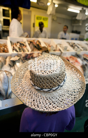 Décrochage du poisson en marché de Brixton. Banque D'Images