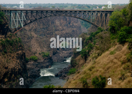 Zambia-Bridge Afrique Zimbabwe connexion à la Zambie. Près de Victoria Falls avec rivière Zambezi ci-dessous. Banque D'Images