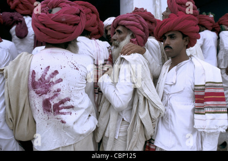 Les hommes appartenant à la caste Rebari, une communauté de l'ouest de l'Inde vivent toujours de façon traditionnelle (Inde) Banque D'Images