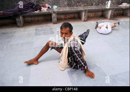 Un homme amputé avec une prothèse appelée 'Jaipur Foot' ( Inde) Banque D'Images