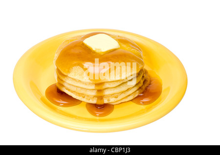 Pile de Crêpes avec sirop d'érable et du beurre sur la plaque. Isolé sur fond blanc avec chemin de détourage. Banque D'Images