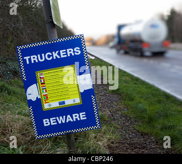 Méfiez-vous des camionneurs vol camion signer dans différentes langues européennes en aire de Galles UK Banque D'Images