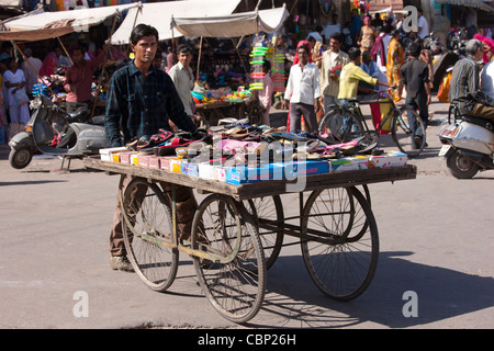 Scène de rue à Sardar Market à Girdikot, Jodhpur, Rajasthan, Inde du Nord Banque D'Images