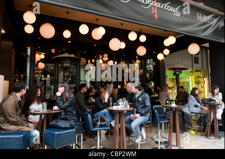 Les Athéniens ayant avoir pause café dans les cafés de rue Skoufa dans de Kolonaki d'Athènes Banque D'Images