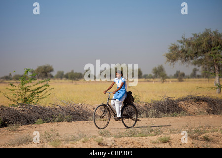 Jeune indienne, en uniforme d'équitation location de son école près de Rohet au Rajasthan, Inde du Nord Banque D'Images