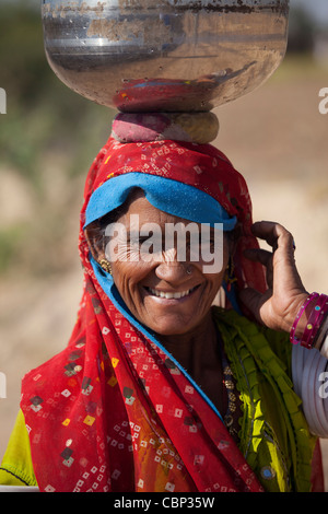 Bishnoi indien femme portant de l'eau pot près de Rohet au Rajasthan, Inde du Nord Banque D'Images