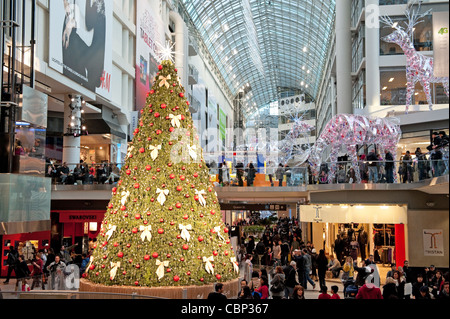 Le centre commercial Eaton Centre, à Toronto, Ontario, Canada est décorée pour Noël, car les détaillants de l'espoir pour la réussite d'Christm Banque D'Images