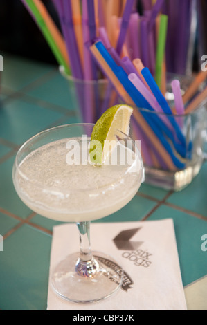 Un verre de Marguerite dans les six D.O.G.S. bar en plein air à Monastiraki, Athènes, Grèce Banque D'Images