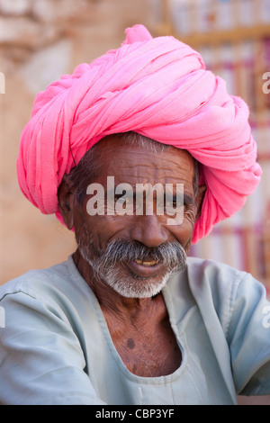 L'homme indien avec turban Rajasthani traditionnelle à Narlai village de Rajasthan, Inde du Nord Banque D'Images