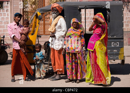 Trois générations de la famille indienne avec jeune femme enceinte par auto rickshaw dans Sadri ville de Rajasthan, Inde de l'Ouest Banque D'Images