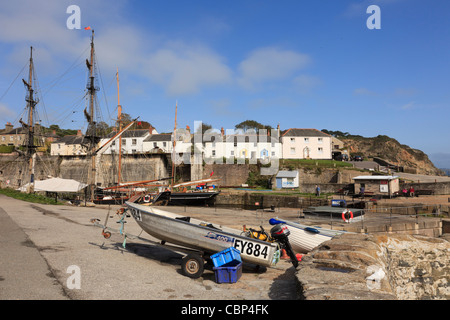 Scène de village côtier près du vieux port de pêche. Charlestown, Cornwall, Angleterre, Royaume-Uni, Grande Bretagne. Banque D'Images