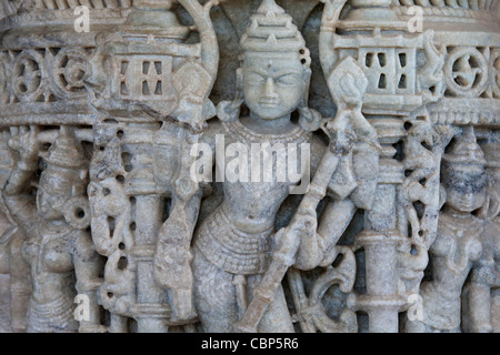 Détail de sculptures sur pierre à la Temple Ranakpur Jain à Desuri Tehsil en pali District de Rajasthan, Inde de l'Ouest Banque D'Images