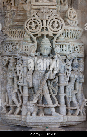 Détail de sculptures sur pierre à la Temple Ranakpur Jain à Desuri Tehsil en pali District de Rajasthan, Inde de l'Ouest Banque D'Images