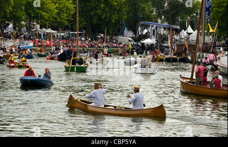 Le Rendez-vous de l'Edre avec régates bateaux colorés avec Nantes France Banque D'Images