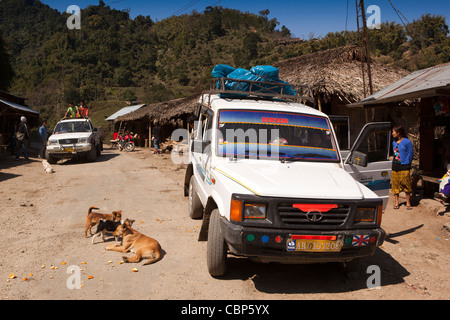 L'Inde, de l'Arunachal Pradesh, Kabang village au pied de l'Himalaya, des taxis collectifs en Sumo pause au café lily Banque D'Images