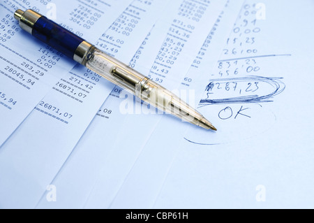 Imprime de rapport financier sur un stylo et feuilles Banque D'Images