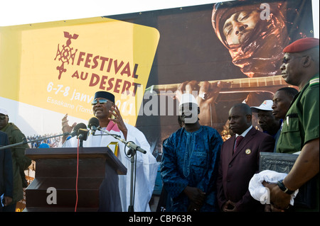 Un ancien président du Mali - Amadou Toumani Touré - Faire un discours au Festival au désert 2011 Banque D'Images