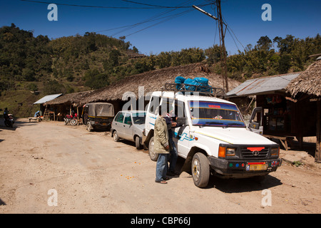 L'Inde, de l'Arunachal Pradesh, Kabang village au pied de l'Himalaya, des taxis collectifs en Sumo pause au café lily Banque D'Images