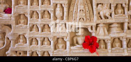 Les sculptures en marbre blanc icône religieuse au Temple Ranakpur Jain à Desuri Tehsil en pali District de Rajasthan, Inde Banque D'Images