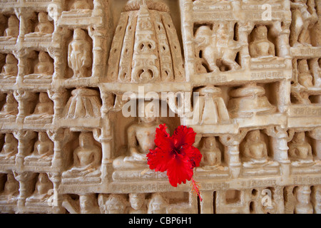 Les sculptures en marbre blanc icône religieuse au Temple Ranakpur Jain à Desuri Tehsil en pali District de Rajasthan, Inde Banque D'Images