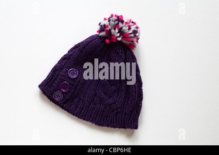 Le câble violet étoffes bobble hat avec des boutons et pom pom isolé sur fond blanc Banque D'Images