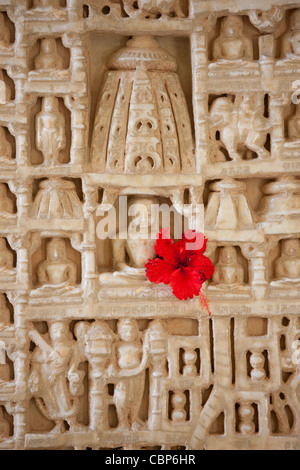 Les sculptures en marbre blanc icône religieuse au Temple Ranakpur Jain à Desuri Tehsil en pali District de Rajasthan, Inde Banque D'Images