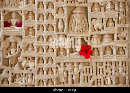 Les sculptures en marbre blanc icône religieuse au Temple Ranakpur Jain à Desuri Tehsil en pali District de Rajasthan, Inde Banque D'Images