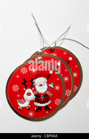 Rouge de luxe tags cadeau de Noël avec le Père Noël Le Père Noël et Rudolph the Red Nosed Reindeer sur isolé sur fond blanc Banque D'Images