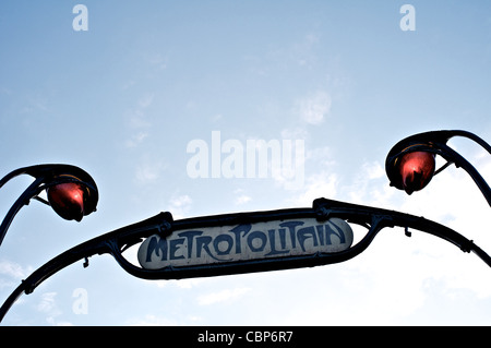 Paris Métro signe en escaliers de sortie à Montmartre. Banque D'Images