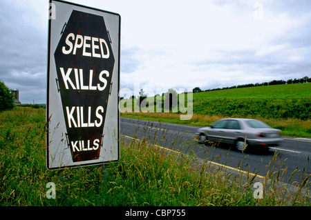 Une voiture passe excès de signer dans la forme d'un cercueil. Inscrivez-lit 'vitesse tue, tue, tue', Letterkenny Road, Donegal, Irlande. Banque D'Images
