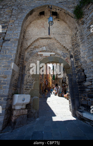 Vieille ville à la porte du village de pêcheurs de Porto Venere, province La Spezia, Liguria di Levante, Italie, Méditerranée, Europe Banque D'Images