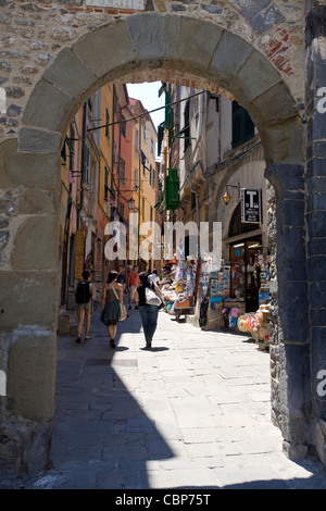 Vieille ville à la porte du village de pêcheurs de Porto Venere, province La Spezia, Liguria di Levante, Italie, Méditerranée, Europe Banque D'Images