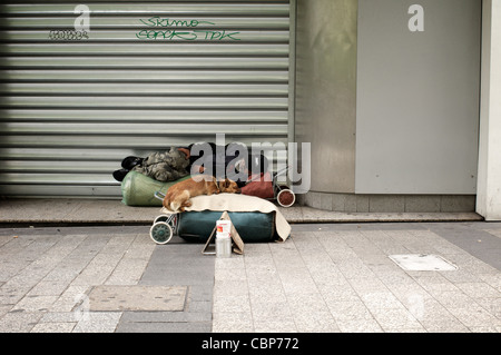 Sans-abri et son chien dormir sur Champs Elyees, Paris. Banque D'Images