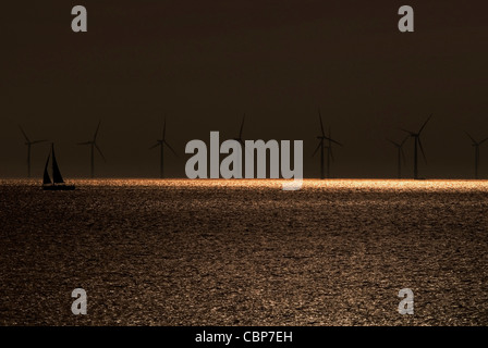 L'énergie éolienne, un yacht sails passé l'énorme Gunfleet Sands parc éolien offshore juste de la côte est de Clacton On Sea Essex UK Banque D'Images