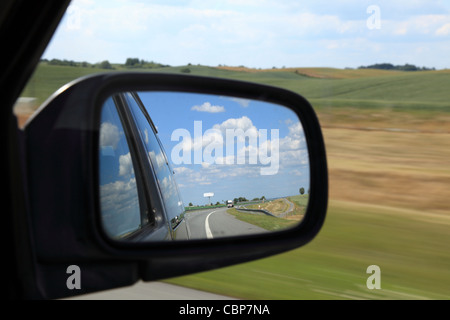 Road se reflétant dans les miroirs d'une voiture weda Banque D'Images