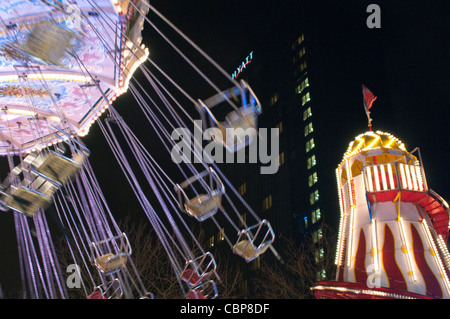 Un fun fair ride in Birmingham, Marché allemand Banque D'Images