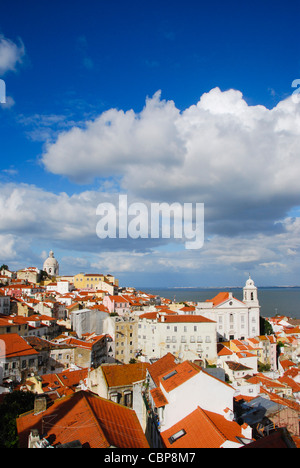 Vue du Miradouro de Santa Luzia sur le vieux quartier d'Alfama à Lisbonne, Portugal, Europe Banque D'Images