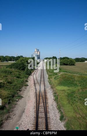 Des voies de chemin de fer et les terres agricoles au nord de Ames, Iowa, USA Banque D'Images