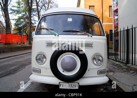 Padoue, Italie : Volkswagen Bus T2 Vintage restauré. Banque D'Images