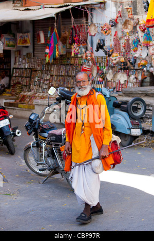 Sadhu hindou saint homme portant des robes traditionnelles promenades en vieille ville à Udaipur, Rajasthan, Inde de l'Ouest Banque D'Images