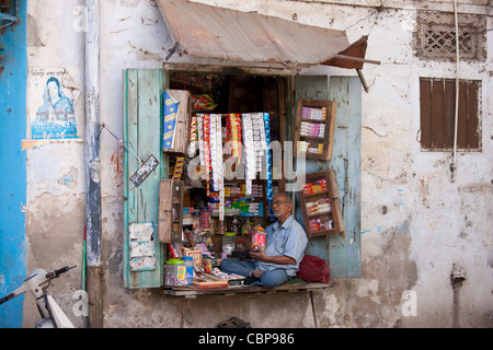 Vente de bonbons, exposant les aliments et le tabac se trouve en vitrine dans vieille ville à Udaipur, Rajasthan, Inde de l'Ouest Banque D'Images