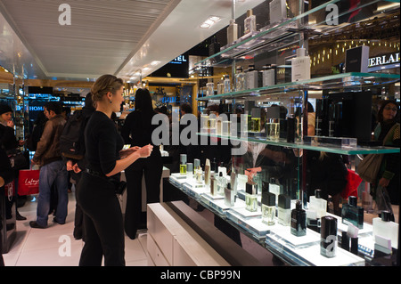 Paris, France, à l'intérieur du grand magasin « Galeries Lawayettes », Woman Shopping, French Perfumes, magasin de parfums Banque D'Images