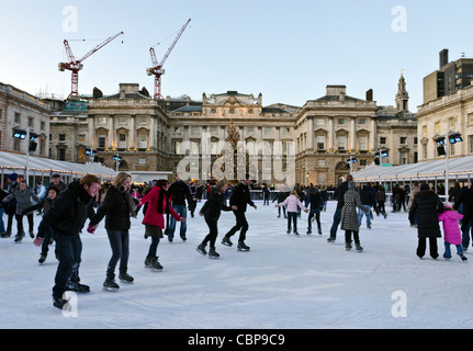 Patineurs sur glace patinoire à Somerset House Londres Angleterre Grande-bretagne UK Banque D'Images