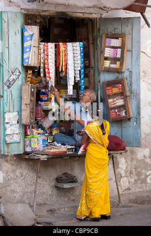 Jeune femme indienne de shopping dans la vieille ville d'Udaipur, Rajasthan, Inde de l'Ouest Banque D'Images