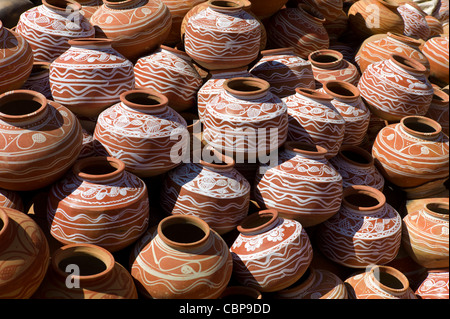 Pots d'argile en vente dans la vieille ville d'Udaipur, Rajasthan, Inde de l'Ouest, Banque D'Images