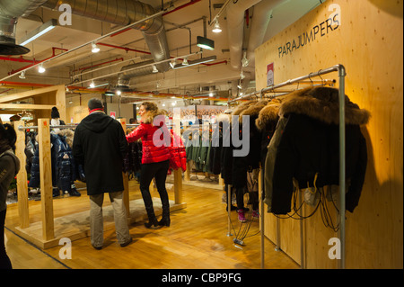 Paris, France, les femmes Faire du shopping à l'intérieur 'Galeries Lafayette' Department Store, le magasinage de Noël 'Parachutistes' manteaux d'hiver Banque D'Images