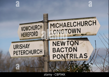 Panneau routier rural à la croisée des chemins de campagne à Newton St Margarets Herefordshire Angleterre UK Banque D'Images