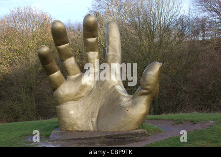 Golden hand sculpture à vicaire water country park Banque D'Images