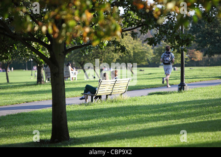 Les gens se détendre en fin d'après-midi, soleil d'automne dans la région de Primrose Hill, au nord de Londres, Angleterre, RU Banque D'Images