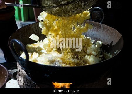 Les grignotines frites, chips, à la vente du marché de la vieille ville de Udaipur, Rajasthan, Inde de l'Ouest, Banque D'Images